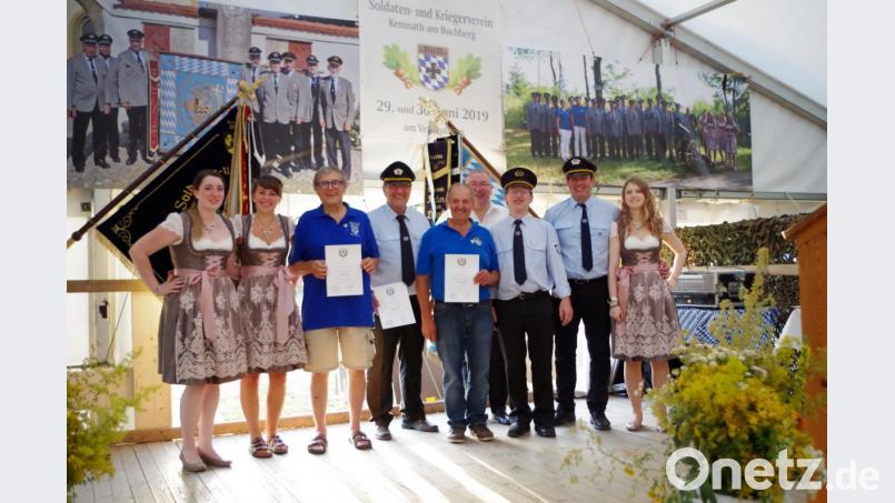 Der Soldaten- und Kriegerverein Kemnath ehrt 88 langjährige Mitglieder für ihre Treue mit Urkunden (von links): die Festdamen Franziska Bierler und Kathrin Wild, Johann Herrmann (40 Jahre Mitgliedschaft), Wolfgang Zitzler (40), Johann Birner (45), Bürgermeister Josef Reindl, Norbert Schwendner, Andreas Schönberger und die Festdame Christina Ott. Bild: ads