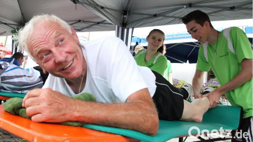 Conny Haußner lässt sich fit massieren für den Schwandorfer Stadtlauf. Bild: Hirsch