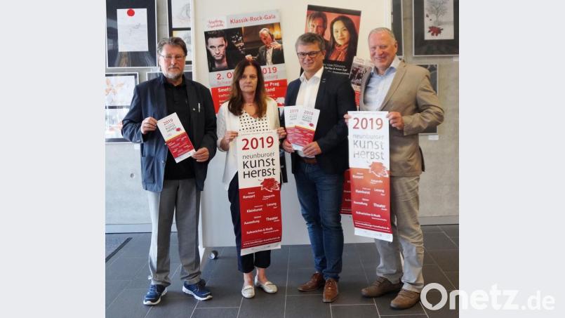 Die Vorsitzenden des Kunstvereins Unverdorben, Peter Wunder (rechts) und Karl Stumpfi (links), stellten zusammen mit Bürgermeister Martin Birner und Hallen-Managerin Rosa Schafbauer das breit gefächerte Programm des Neunburger Kunstherbstes vor. Bild: weu