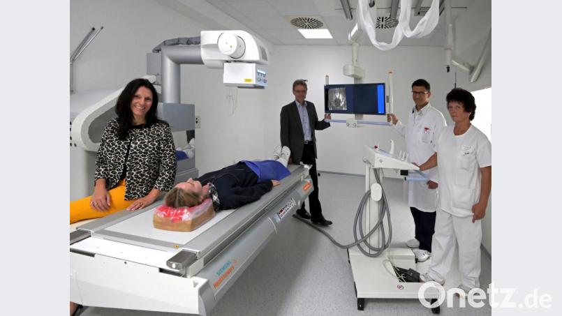 Der sanierte und mit modernster Technik ausgestattete Durchleutchtungs-Raum im Krankenhaus mit von links, Claudia Kost, Hospitantin Yuliya Hrunina (liegend), Manfred Tretter, Dr. Svend Hofmann und Sybille Richter. Bild: tr