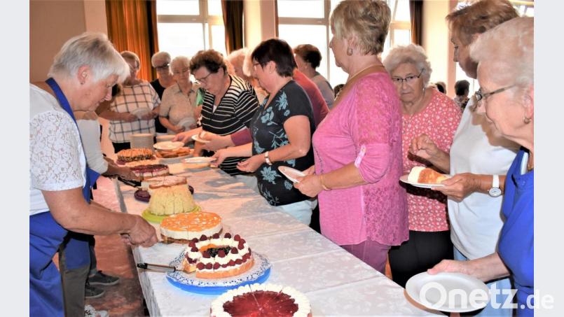 Die Senioren haben beim Sommerfest in Grafenwöhr die Qual der Wahl, denn es gibt neben Kücheln zehn leckere Torten. Bild: rgr