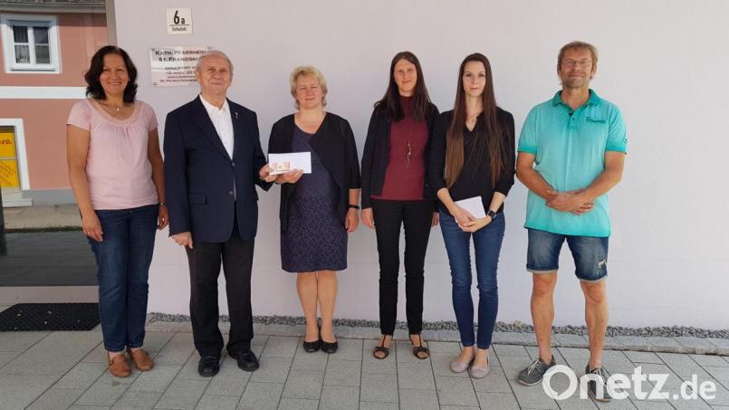Christine Ring (links) und Jürgen Steiner (rechts) überreichen mit Sprecherin Elisabeth Völkl (Dritte von links) vom Pfarrgemeinderat an Pfarrer Josef Most 640 Euro aus dem Pfarrfest für die Innenrenovierung der Pfarrkirche. Den Tombola-Erlös konnten die Vorsitzende des Elternbeirates des Kindergarten Bianca Guttenberger-Morell und die Kinderpflegerin
Cornelia Enslein (Zweite und Dritte von rechts) entgegen nehmen. Bild: gi