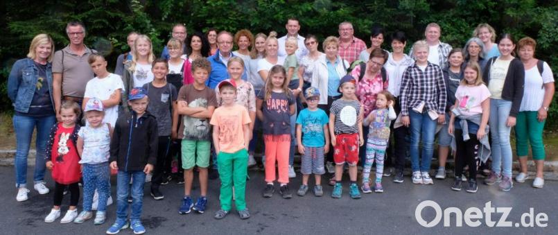 Bei der CSU-Familienfahrt steht bei den Luisenburg-Festspielen das Familienmusical„Madagascar auf dem Spielplan. Organisiert haben den Ausflug der Stadtratsfraktions-Chef Hans-Jürgen Schönberger (mittlere Reihe, Fünfter von links) und seine Frau Rosi (mittlere Reihe, Siebte von links). Mit dabei auch Bürgermeister Hermann Falk (Zweiter von links). Bild: u