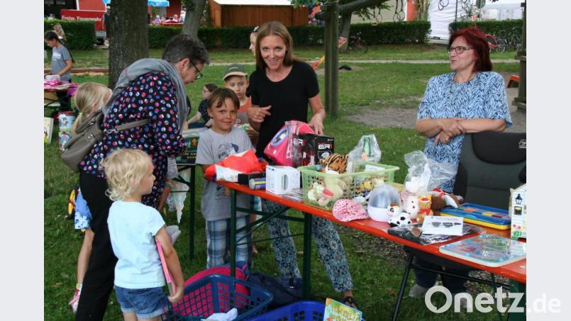 Beim Flohmarkt lockte ein breitgefächertes Angebot. Bild: fpoz