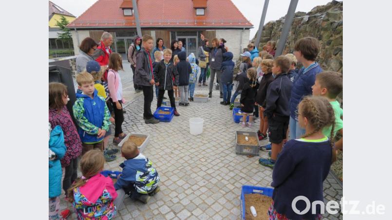 Viel interessantes lernten die kinder, aber auch die Eltern bei der Vulkanrallye. Bild: adj