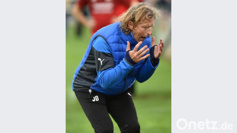 Das gibt's doch nicht: Trainer Josef Dütsch verzweifelt bislang an der Schirmitzer Chancenverwertung. Bild: A. Schwarzmeier