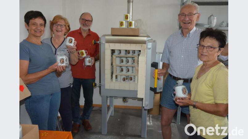 Fleißig am Arbeiten ist der Organisationsausschuss der Pfarrei St. Jakob Mitterteich, schließlich sollen bis kommenden Donnerstag alle Kaffeetassen fertiggestellt sein. Genau 500 Kaffeetassen wurden im Ofen des Museums Mitterteich gebrannt. Mit dabei waren (von links) Pfarrgemeinderatssprecherin Helga Weiß, Veronika Csakli, Rainer Gottas, Reinhold Csakli und Maria Gottas. Bild: jr
