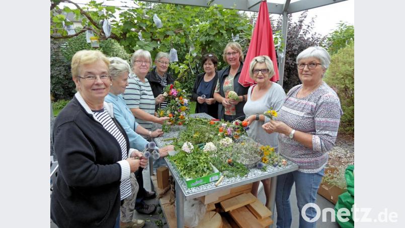 Ein Frauenbund-Team unter der Regie der Vorsitzenden Hildegard Gallitzendörfer (Zweite von rechts) hat auch in diesem Jahr wieder fleißig schmucke Kränze für die Kreuzwegstationen zum Frohnberg gebunden. Bild: mma