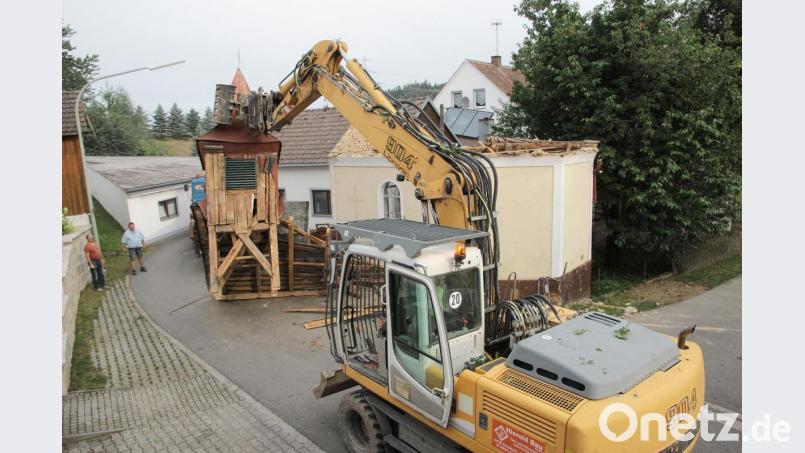 Die im Jahre 1949 erbaute Dorfkapelle Gebhardsreuth zeigte erhebliche Baumängel und wurde durch eine neue Kapelle ersetzt. Die Moosbacher Baufirma Hierold führte den Abriss der alten Gebhardsreuther Kapelle durch. Bild: gi