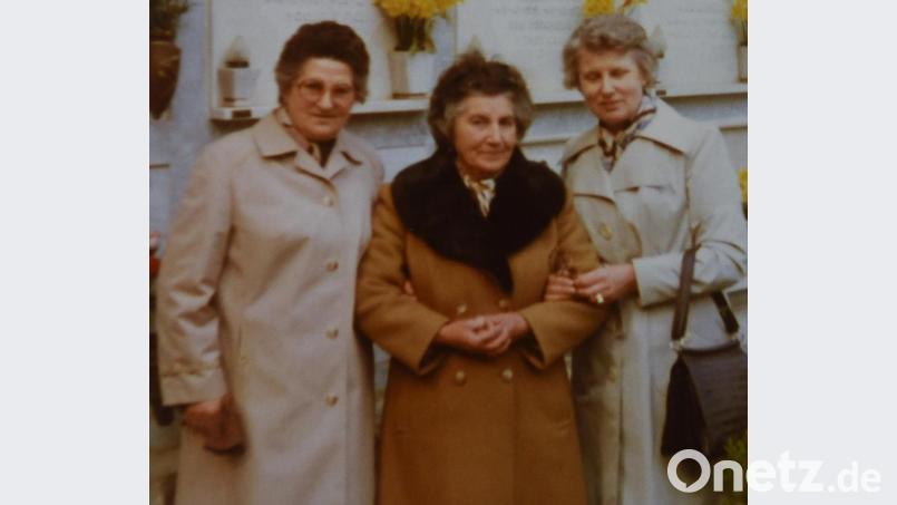 Rosa Schnell (Mitte) bei einem Besuch von einer ihrer Schwestern und einer Freundin 1979. Bild: exb