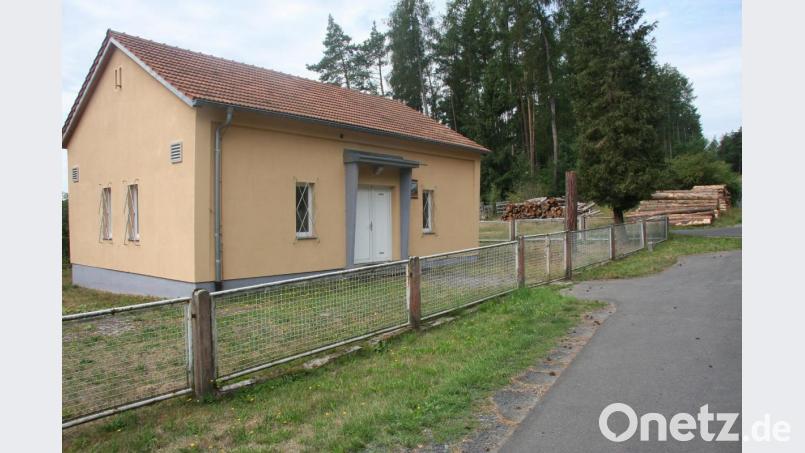 Falkenberg wird durch eine rund 4,2 Kilometer lange Wasserleitung - derzeit durch die Steinwaldgruppe - versorgt. Die Erneuerung der Leitungen wurde jetzt auf den Weg gebracht. Im Bild das Wasserwerk bei der Hammermühle. Bild: wro