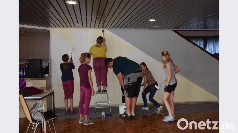 Kurze Einweisung und auf geht&#039;s - die Mädchen der Jugendgarde sind mit viel Eifer und Spaß dabei. Bild: fla