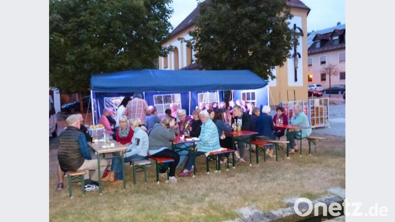 Im Schatten der Bäume am Dorfplatz gemütlich beieinander sitzen, über allem wacht die Kirche St. Barbara
Bild aus 2018 Bild: hme
