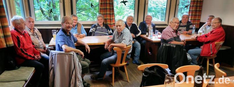 Ein Hüttentreffen mit einem zünftigen Schafkopfnachmittag veranstaltete der Senioren-Stammtisch des Sportvereins Neusorg im ESV-Eisenbahnerhäusl auf der Bärnhöhe. Dieter Niewolik (links) hatte den Ausflug organisiert und freute sich mit Freunden und Mitgliedern des SV Neusorg über eine gelungene Veranstaltung. Bild: bsc