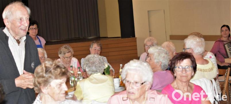 Pfarrer Hans Bayer bedankt sich beim Katholischen Frauenbund für die Spende anlässlich seines 85. Geburtstages. Bild: rgr