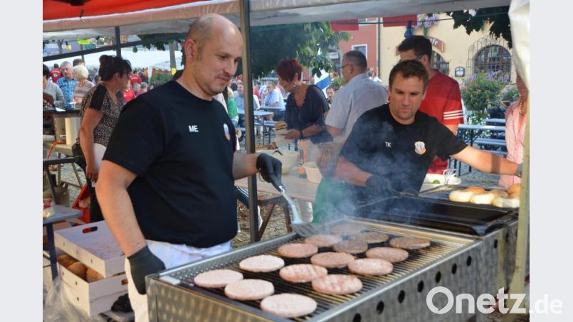 Markus Ermer (links) brutzelte mit Thomas Kreisl (rechts) beim letzten Altstadtfest leckere Burger. Archivbild: dob