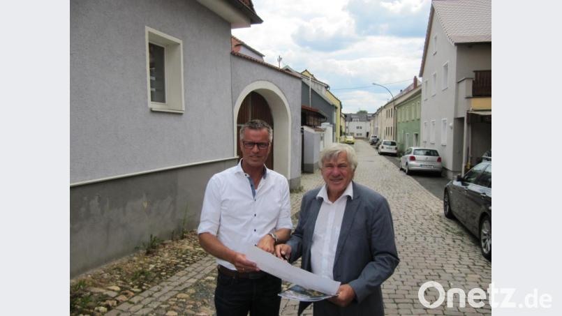 Bürgermeister Hermann Falk (links) erläutert dem Bundestagsabgeordneten Alois Karl die geplante Sanierung der maroden Postgasse (im Hintergrund). Bild: fg