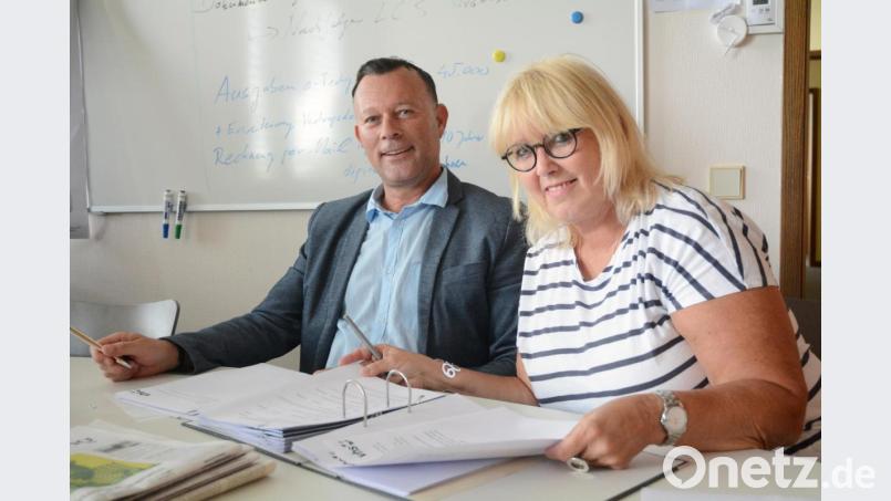 Vollauf zufrieden mit der finanziellen Entwicklung der Volkshochschule Weiden-Neustadt sind (von links) Geschäftsführer Stefan Frischholz und die städtische Finanzdezernentin Cornelia Taubmann. Bild: Gabi Schönberger