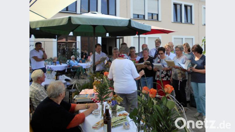 Die Sänger des Gesangvereins unterhielten die Bewohner beim Sommefest. Bild: exb