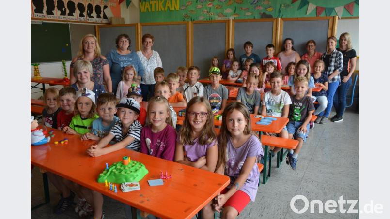 Elternbeiratsvorsitzende Sieglinde Mayer (2. von links stehend) und ihr Team hatten am Mittwochnachmittag zu einem Spielenachmittag in die Grundschule eingeladen. Dreißig Kinder durften sich bei Spielen endlich mal nach Herzenslust austoben. Bild: jr