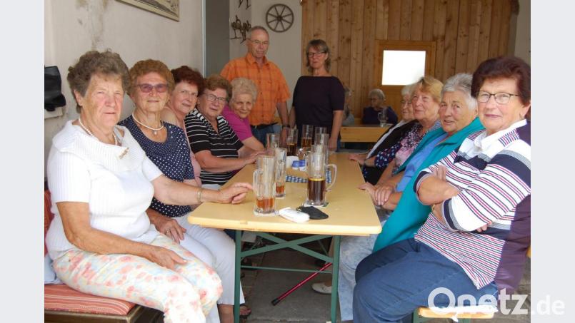 Richtig gut gehen lassen es sich die Senioren beim traditionellen Sommerfest in &quot;Adlers Biergarten&quot;. Elisabeth Gottsche und Karlheinz Wächter (beide hinten im Bild) haben die Veranstaltung organisiert. Bild: az
