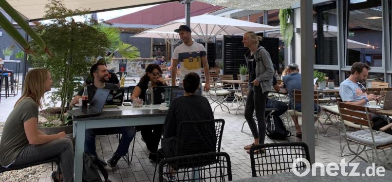 Zentraler Treffpunkt während der Händlertage ist der riesige Bistro-Bereich inmitten des Show-Rooms in der Waldershofer Cube-Zentrale. Bild: Bäumler/fph