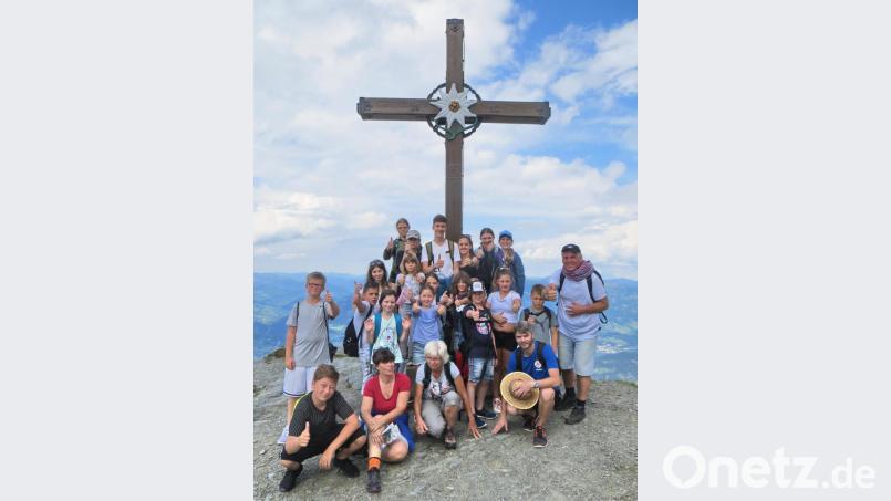 Auf 2148 Metern Höhe steht das Gipfelkreuz auf dem Goldeck. Von der Wieser Hütte aus mussten die Kinder und Jugendlichen allerdings nur die letzten 350 Höhenmeter selbst zu Fuß überwinden. Bild: hai