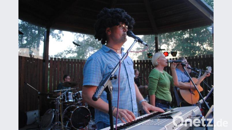 Keyboarder Bernhard Götz mit 70er-Jahre-Perücke als Les-Humphries-Double Bild: gag