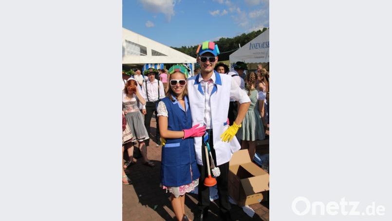 Bunte Gummihandschuhe übergestülpt, Schwämme am Kopf drapiert und ein Lächeln im Gesicht: So präsentierte sich das neue Oberkirwapaar Leonie Wrosch und Jonas Kummer. Bild: Nicole Koller