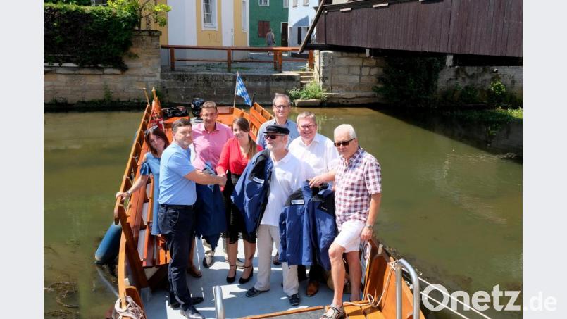 Der Geschäftsführer der Minship Markus Hiltl (vorne links) überreicht im Beisein von OB Michael Cerny (2. v.r.), Tourismusreferent Wolfgang Dersch (3.v.r.) und Kulturamtsleiter Reiner Volkert (3.v.l.) die neuen Jacken an die Vertreter der Tourist-Information und der Plättenfahrer. Bild: Stadt Amberg, Susanne Schwab