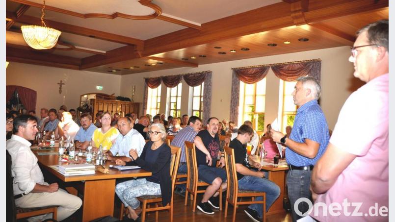 Michael Bartmann und Martin Eckl (von links) vom Vorstand der Dorferneuerung Tännesberg erläuterten ausführlich den Fragenbogen. Bild: es
