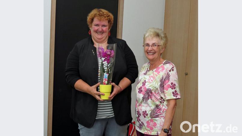 Über die Möglichkeit der Hypnose als anerkannte Therapieform referiert Chefärztin Dr. Elisabeth Eißner (links). Ursula Kinner dankt mit einer Orchidee im Namen der SPD AG 60 plus. Bild: Dobmeier
