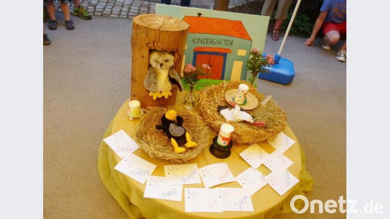 Jedes Kind erhielt zum Abschied ein Namenskärtchen mit einem Schutzengel. Bild: njn