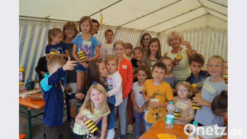 Büchereileiterin Marieluise Uebelacker (hinten, rechts) freut sich mit ihren Mitarbeitern über die von 25 Kindern gebastelten Bienen aus Blechdosen. Bild: du