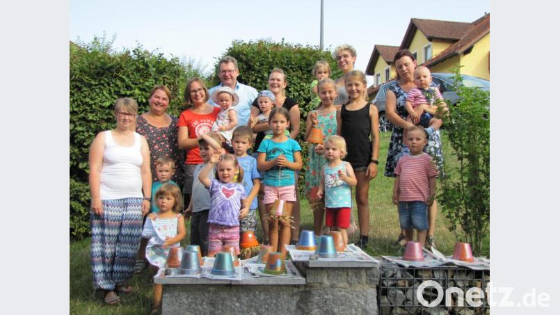 GOV-Vorsitzende Maria Hoch (Zweite von links) und Bürgermeister Martin Prey (im Hintergrund) freuten sich über die Gründung der &quot;Bertzhofer Wiesenwichtel&quot; als Nachwuchsgruppe des Gartenbau- und Ortsverschönerungsvereins Pertolzhofen. Bild: exb