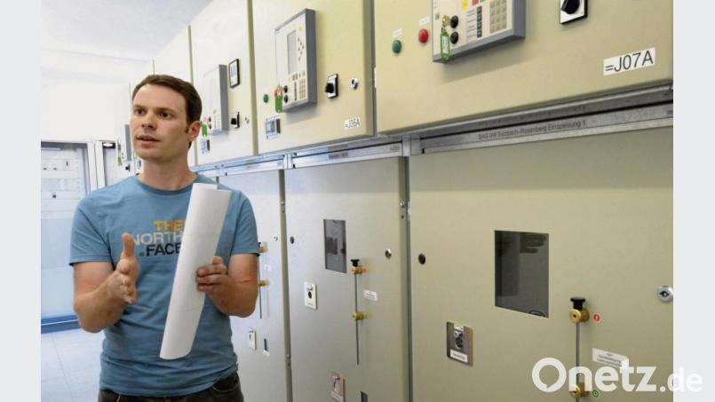 Johannes Setschödi, Netzmeister bei der N-Ergie, erläutert das System der Stromnetzführung in Sulzbach-Rosenberg. Bild: Stephan Huber