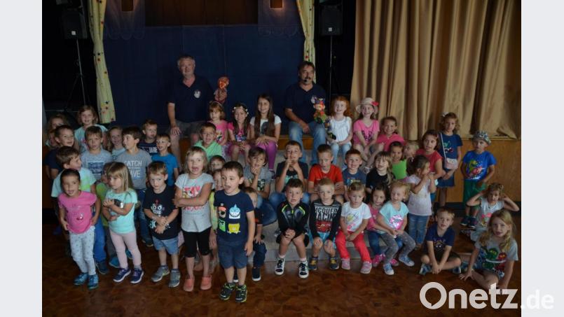 Nur ein Teil der Kinder kam zu einem Foto an die Bühne zu Hermann Papacek (hinten, rechts) und Hermann Helgert (hinten, links). Mehr als 200 Kinder und Erwachsene zählten die CSU-Mitstreiter an der Stadthallentür. Bild: dob