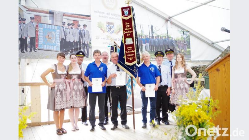 Bei der 100-Jahr-Feier zeichnet der Verein Mitglieder der Fahnenabordnung aus (von links): die Festdamen Franziska Bierler und Kathrin Wild, Wolfgang Zitzler, Josef Bauer, Bürgermeister Josef Reindl, Georg Wild, Ludwig Ott, Norbert Schwendner, Andreas Schönberger und die Festdame Christina Ott. Bild: ads