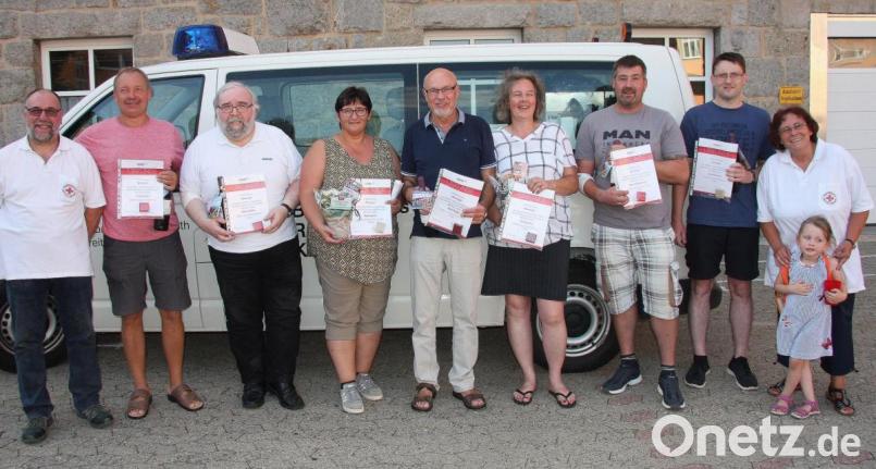 Dank an langjährige Blutspender: Im Bild (von links) stellvertretender Bereitschaftsleiter Richard Meierl, Peter Reiter, Dieter Höfer, Sonja Bauer, Josef Reichl, Kerstin Klier, Marco Dörschmidt und Josef Ruhland, der seine Tochter mitgebracht hatte. Rechts Petra Meierl von der Wiesauer BRK-Bereitschaft. Bild: wro