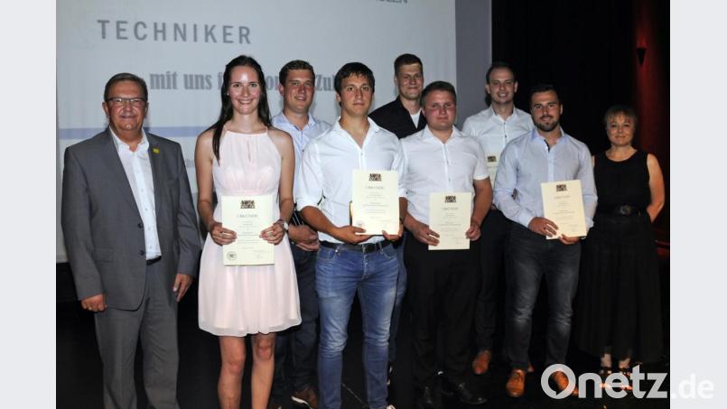 Bürgermeister Martin Preuß (von links), Heike Giehrl, Ludwig Adam, Sebastian Wagner, Sebastian Purrer, Daniel Stangl, Maximilian Lotter, Michael Dotzler und Schulleiterin Monika Meier-Kneidl feiern gemeinsam den Abschluss der Technikerschule. Bild: exb