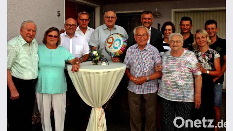 Die Gratulanten wünschen Arnold Helgert (vorne) mit Ehefrau Gerda alles Gute (von links): Georg Weiß, Marianne Richter, Wolfgang Krämer, Thomas Reich, Lothar Höher, Hans-Jürgen Gemeiner sowie (rechts, hinten) die beiden Söhne mit den Schwiegertöchtern. Bild: R. Kreuzer