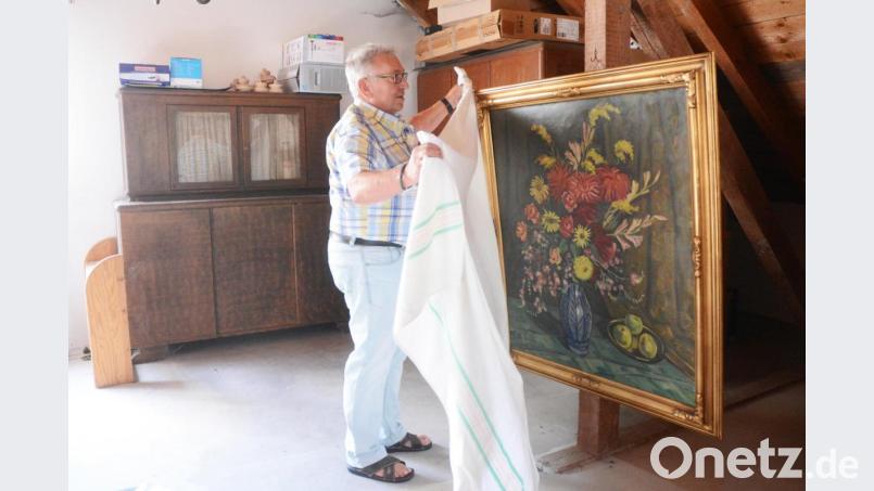 Rudi Bäumler bewahrt gut geschützt vor Staub auf dem Dachboden ein großes Gemälde von Benno Zuber auf. Zubers Frau Anna hat es der Verwandschaft in Neustadt mitgebracht. Bild: Gabi Schönberger
