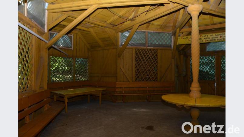 Aus dem Inneren der Penzachhütte verschwanden vier große und schwere Holztische, die bei Festlichkeiten den Wanderern als Rastplatz dienen. Außerdem wurden alle Lampen mutwillig zerstört und die Scherben rund um die Hütte verteilt. Bild: dob