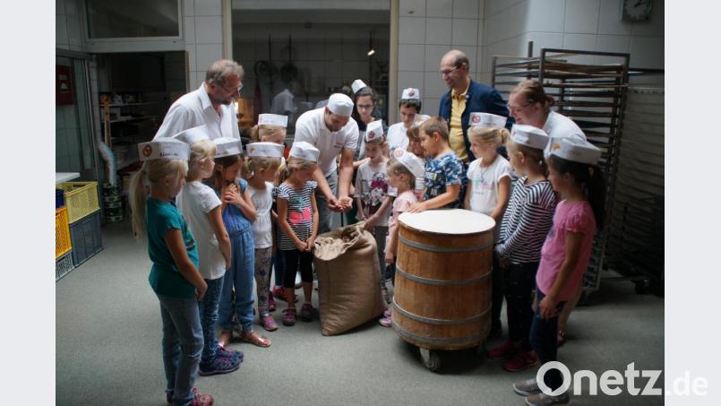 Brot, Semmeln und Gebäck. Bäckermeister Stefan Krauß (Mitte) und Ehefrau Susanne (rechts) zeigten den Kindern, zweitem Bürgermeister Hermann Schraml (links) und Stadtrat Ely Eibisch (hinten rechts), was zum Backen alles benötigt wird. Bild: kaz