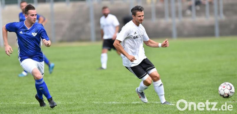 Läuft Weidens Spielertrainer Michael Riester (rechts, Szene aus der Partie gegen die DJK Ensdorf) im Spitzenspiel auf oder lässt er wieder die junge Garde ran? Bild: A. Schwarzmeier