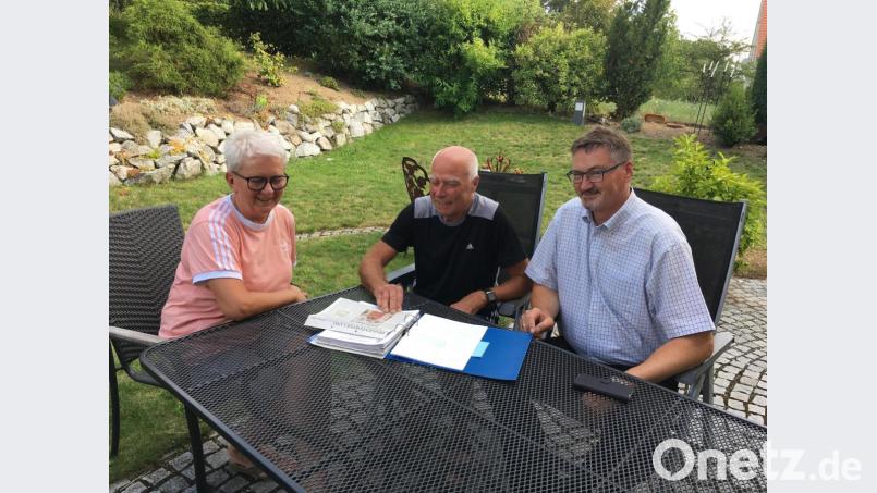 In einem Ordner bewahrt Rudi Kral Unterlagen zur und über seine Tante Rosi auf. Nicht nur er und seine Lebensgefährtin Klaudia Lobenz, sondern auch die Gemeinde Stulln in Person von Bürgermeister Hans Prechtl (rechts) pflegen intensive Kontakte nach Brozzo. Bild: ihl