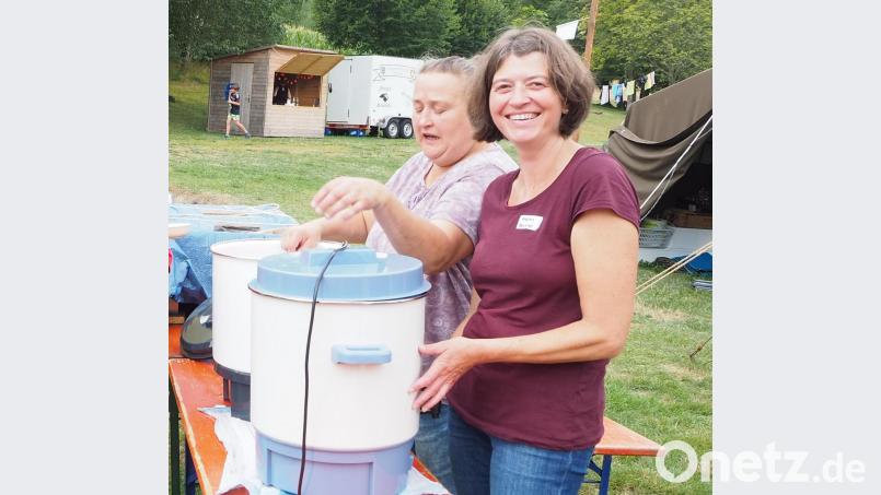 Monika Koch und Andrea Brunner macht es Spaß, unter ganz einfachen Bedingungen auf dem Gleiritscher Campingplatz witzige Mahlzeiten für 75 Kinder und Jugendliche zu produzieren. Bild: bl