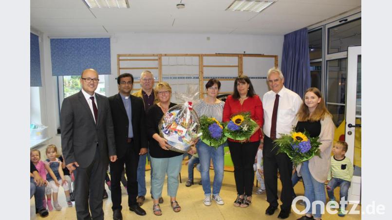 Bei der Verabschiedung der bisherigen Kinderhausleiterin Nicole Besold wurde ihre Nachfolgerin Bianca Kastner begrüßt. Auf dem Bild (von links): Kirchenpfleger Stefan Kausler, Pfarrer Pater Anish George, Pfarrgemeinderatssprecher Hans Enders, die bisherige Leiterin Nicole Besold, die neue Leiterin Bianca Kastner, stellvertretende Leiterin Verena Heinl, Bürgermeister Manfred Kratzer, Praktikantin Julia Kraus. Bild: soj