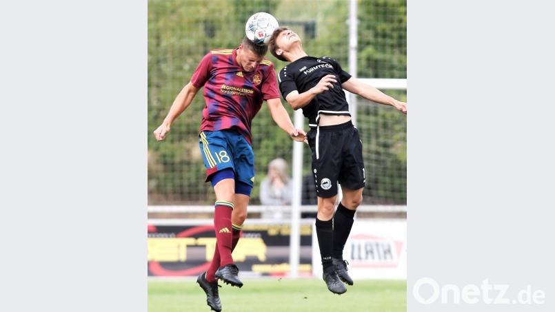 Der Einsatz von Grafenwöhrs Dominik Sandner (links im Duell mit Fritz Simmet vom TSV Bogen) am Samstag gegen den ASV Neumarkt ist noch fraglich. Bild: btg