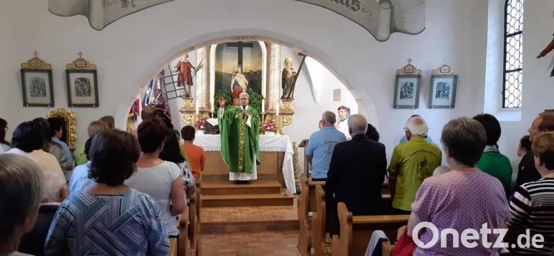 Pater Joseph (Mitte), der erst kurz zuvor angereist war, zelebrierte den Festgottesdienst zum 25-jährigen Bestehen des Kapellenbauvereins. Bild: Gemeinde Kulmain/exb